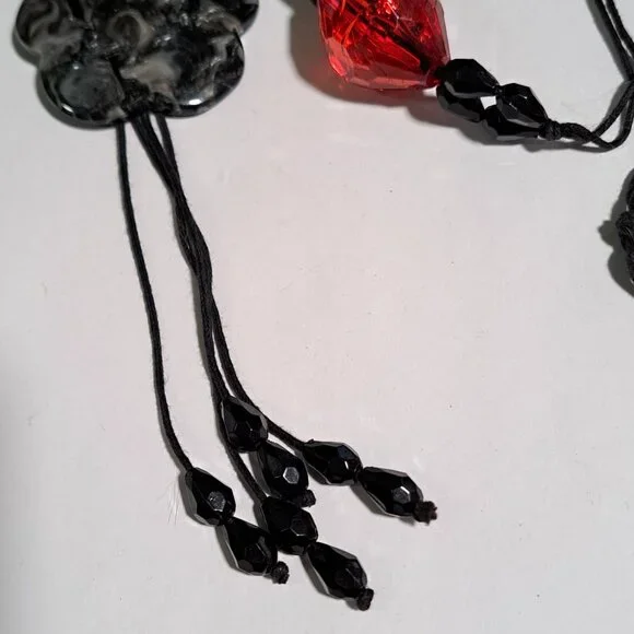 Chunky red and black beaded necklace with flower pendant - Picture 4 of 4